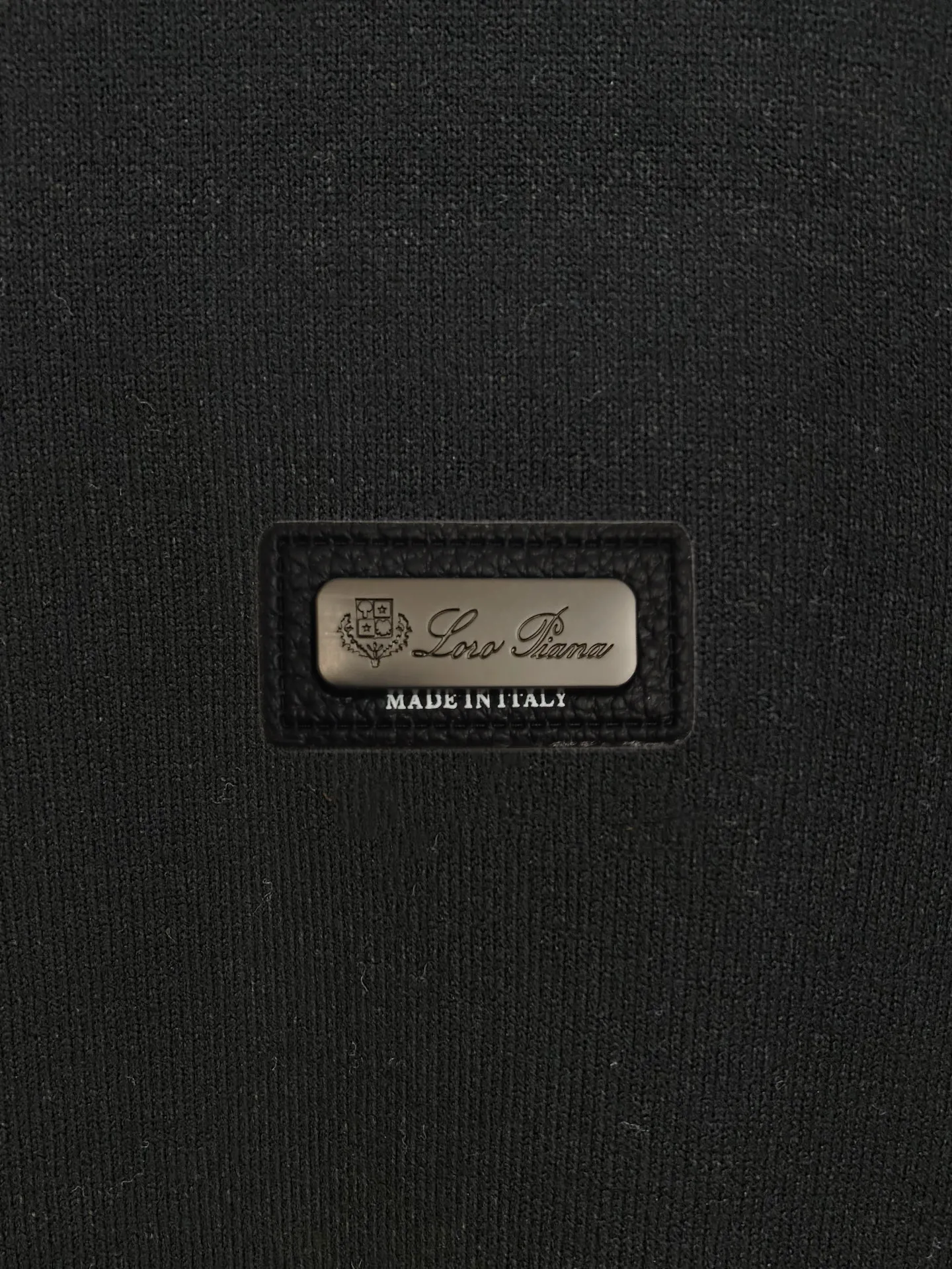 , LP Exquisite logo crew neck sweater Premium wool blended sweater Men's and women's Premium customized products Series Affiliated to the brand's Premium main line Patented top yarn blending Interprets conventional styles with innovation. The configuration of the fabric is subversive. The details are remarkable. The most anticipated sweater in autumn and winter. Full sense of luxury. The brand is designated by Zhejiang and factory is flowed out. Super cost-effective. The quality of Meri wool yarn is excellent. It feels super soft, delicate, soft, non-pilling and does not deform. It is available at all major counters at the same time. It is a must-have product every year. The product seems simple, the workmanship is extremely complicated, and the upper body is not picky. The upper body is extremely skin-friendly and comfortable. It can be worn close to the body with an outer jacket or alone (three standards are complete). Color: Black White Sizes: M L XL 2XL 3XL